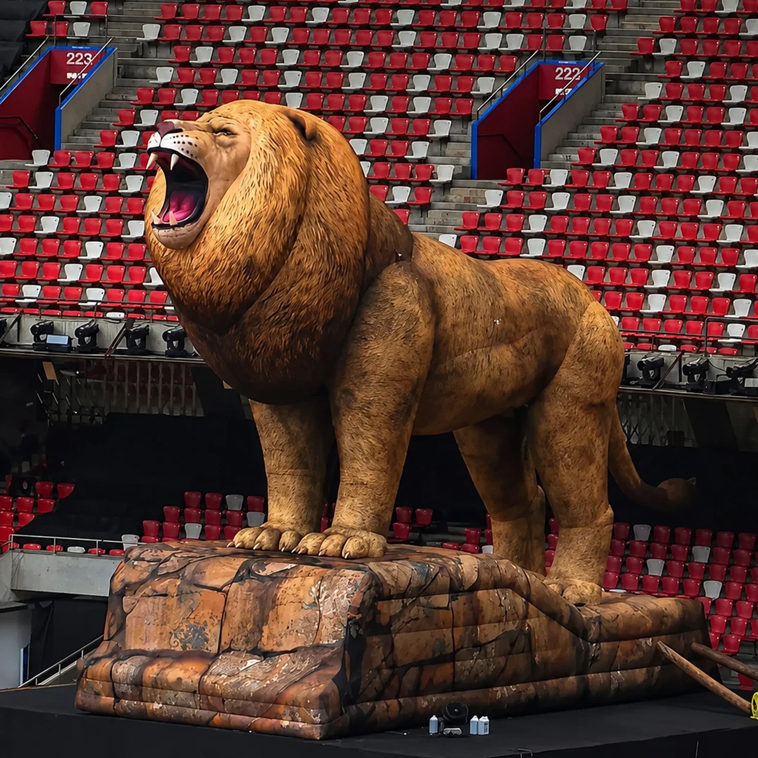 Zex Zichuan's "King of All Beasts" concert featured a giant lifelike lion inflatable model, measuring 14.92 meters in length and 5.82 meters in height. It roared towards the sky, creating a powerful impact on the stage.