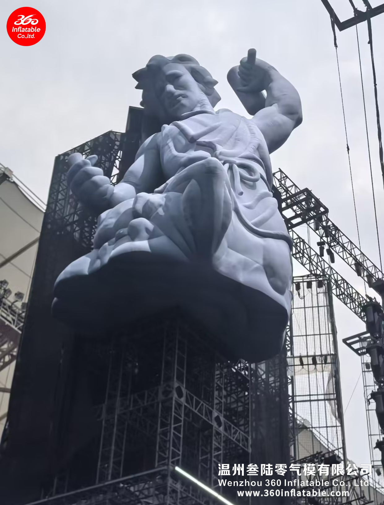 由360 Inflatable为陶喆演唱会制作的大型充气雕塑，将写实的人物设计与整体舞台视觉效果融为一体